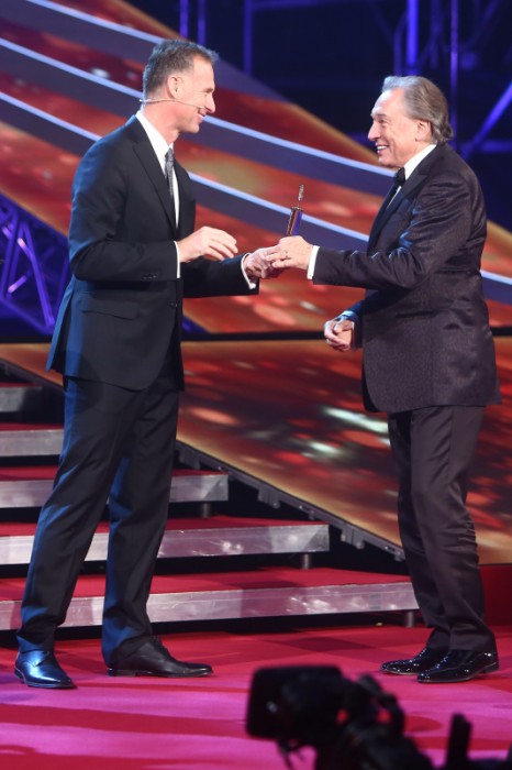Dominik Hašek předává Karlu Gottovi cenu v kategorii Zpěvák, Český slavík Mattoni. Foto: Herminapres