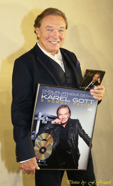Karel Gott si z křtu odnesl i dvouplatinovou desku za album S pomocí přátel