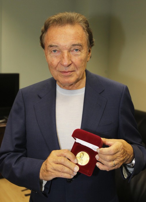 Karel Gott obdržel v Moskvě Gagarinův řád