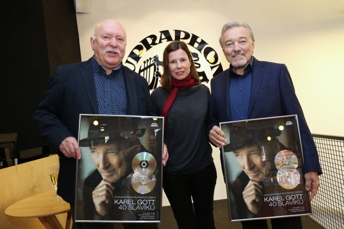 Karel Gott, Miloš Skalka a Iva Milerová, dvouplatinová deska za album 40 SLAVÍKŮ. Foto, M. Kubica