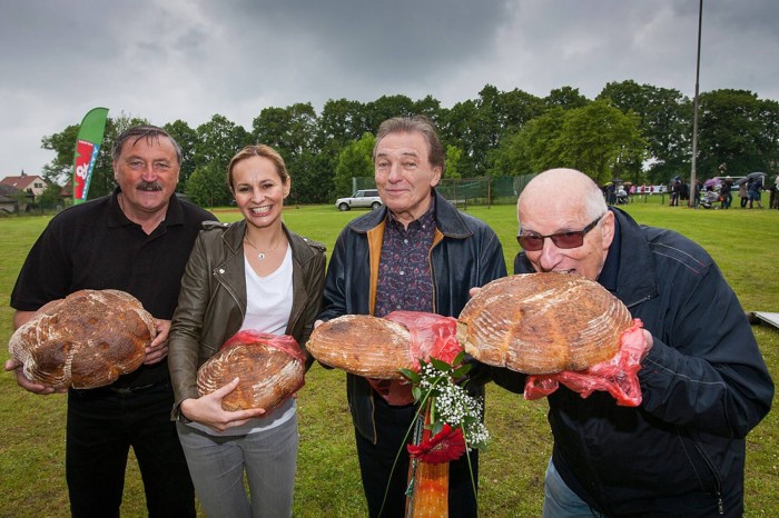 Slavnostní výkop Amfory v Úhonicích. Foto: Herminapress