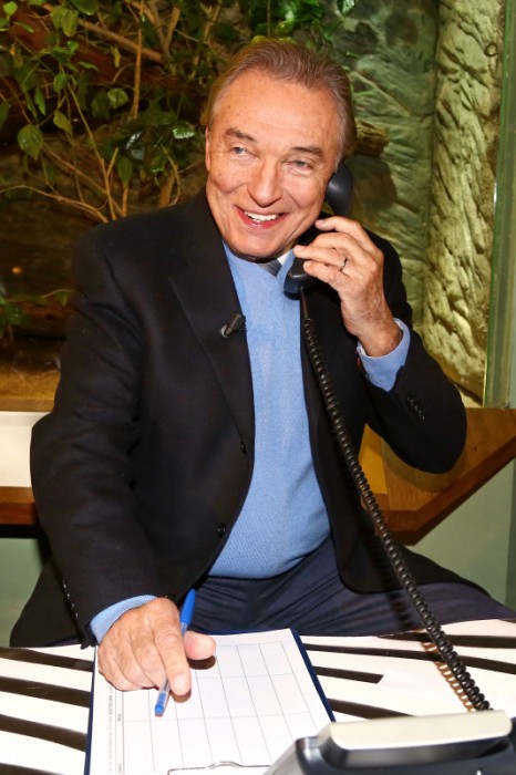 Karel Gott v call centru při benefičním večeru Srdce pro děti. Foto: Herminapress