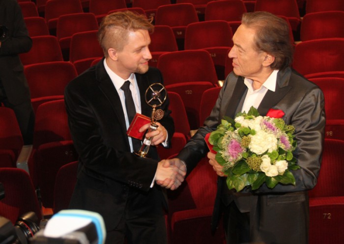 Karel Gott gratuluje Tomášovi Klusovi k 1. místu. Foto: Herminapress