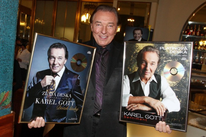 Karel Gott s Platinovou a Zlatou deskou Supraphonu. Foto: Herminapress