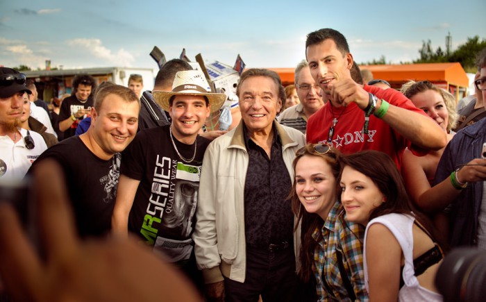 Karel Gott s návštěvníky festivalu Rock for People. Foto: Rock for People