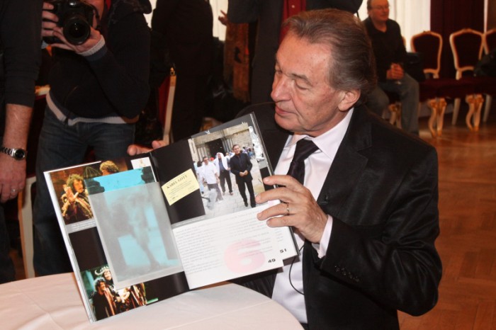 Karel Gott s knihou Legenda. Foto: Herminapress