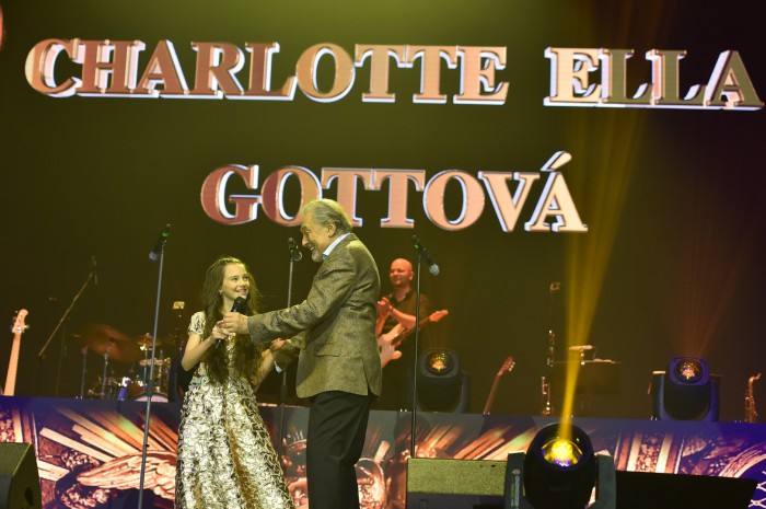 Karel Gott na pódiu s dcerou Charlotte Ellou. Foto: Patrik Ratajský
