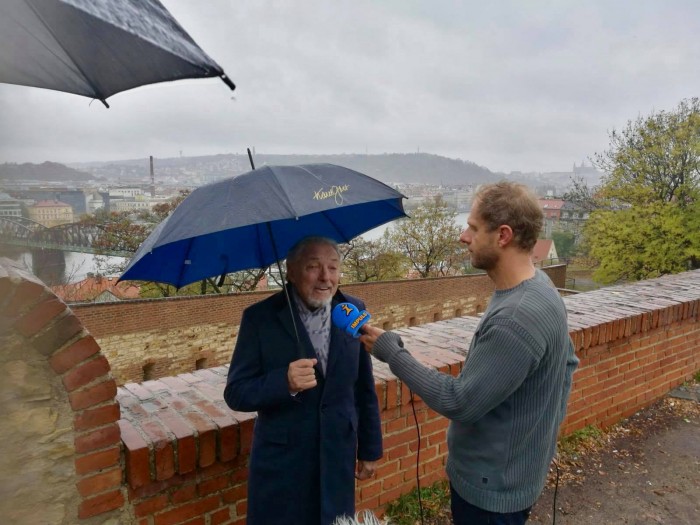 Karel Gott zpívá Československou hymnu na Vyšehradě