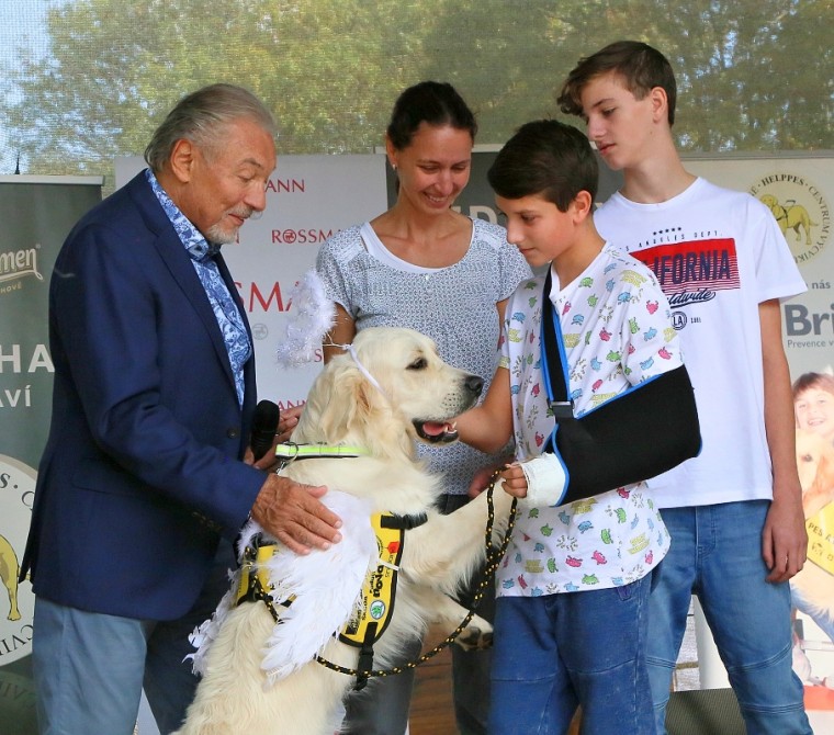 Karel Gott předal pejska Sunnyho Karel Gott předal pejska Sunnyho