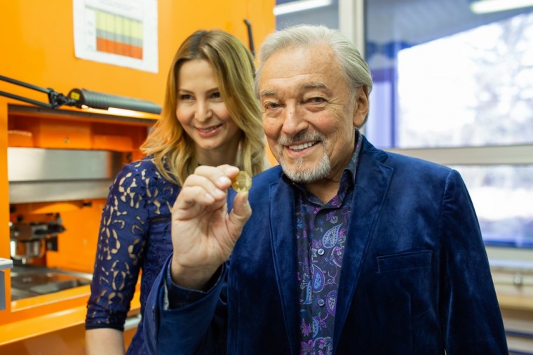 Karel Gott si slavnostně vyrazil své pamětní medaile Karel Gott si slavnostně vyrazil své pamětní medaile