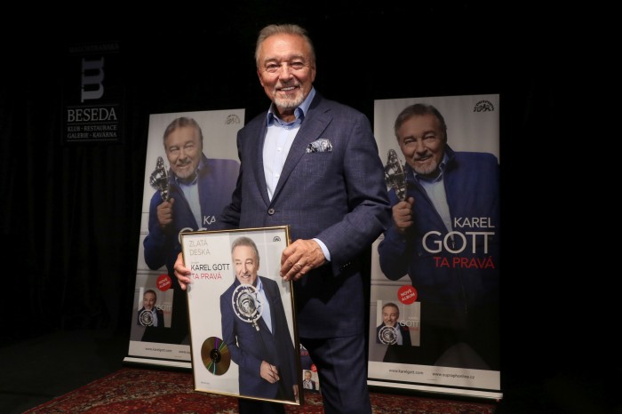 Karel Gott se Zlatou deskou za album Ta pravá. Foto: Martin Kubica